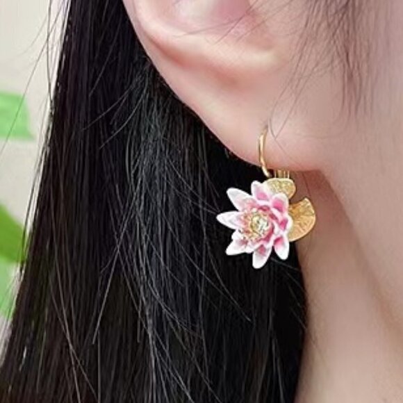 LES NEREIDES Anthropologie  DRAGONFLY AND WATER LILY ASYMMETRICAL SLEEPER EARRIN - Picture 2 of 3